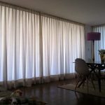 cortinas en tela colgadas en riel de aluminio